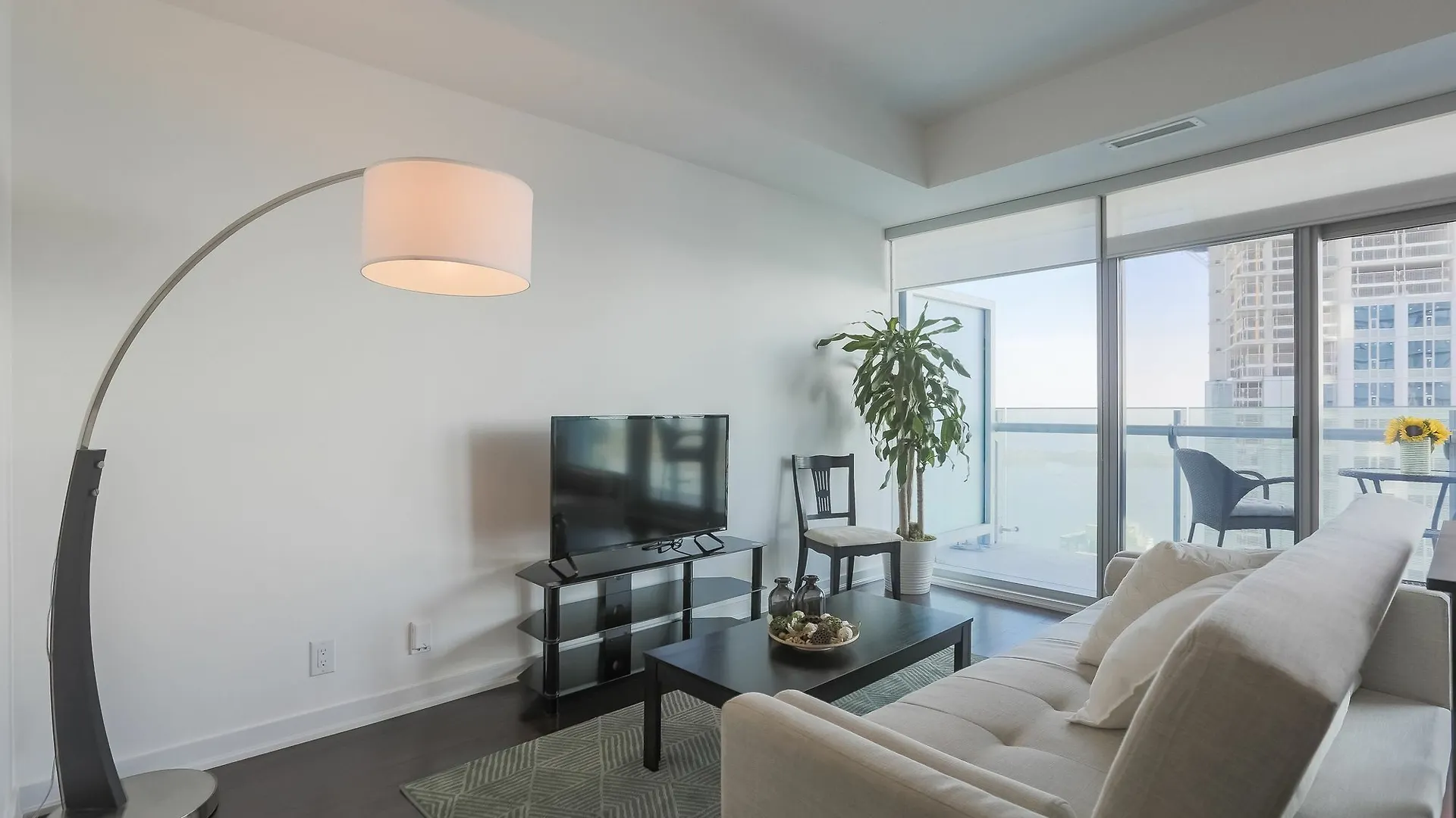Noel Suites - York And Bremner Toronto Apartment